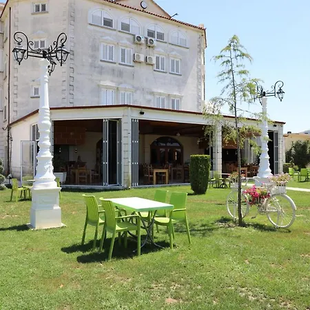 Love hotel Familja
